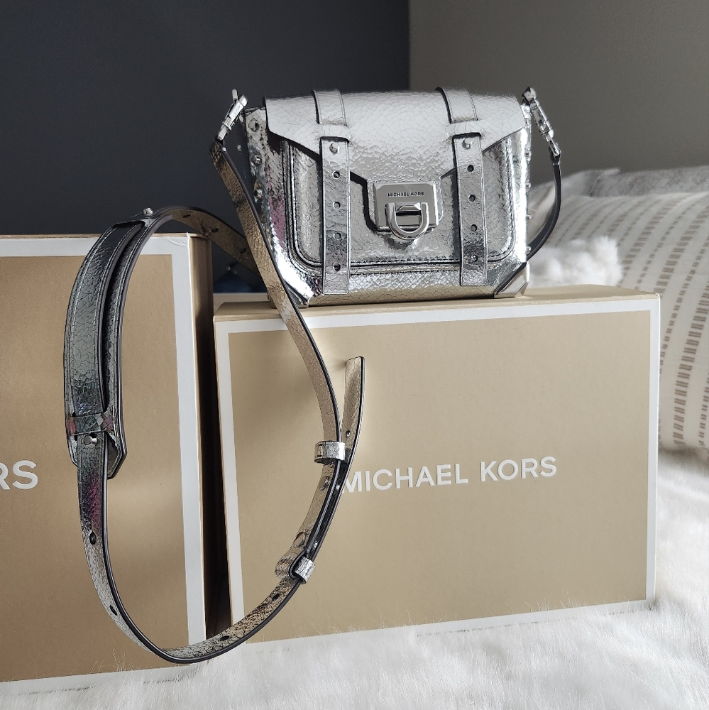Michael Kors Manhattan Small Metallic Silver Messenger